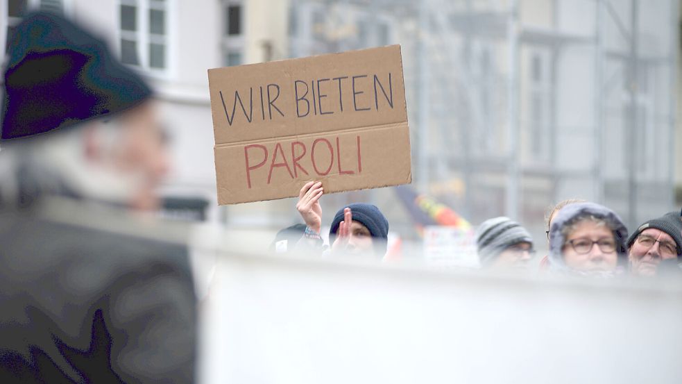 Politische Straftaten in Niedersachsen legen deutlich zu. Die Deutsche Polizeigewerkschaft hält politische Gewalt von links und rechts für „gleichermaßen verwerflich“. Foto: IMAGO / Willi Schewski
