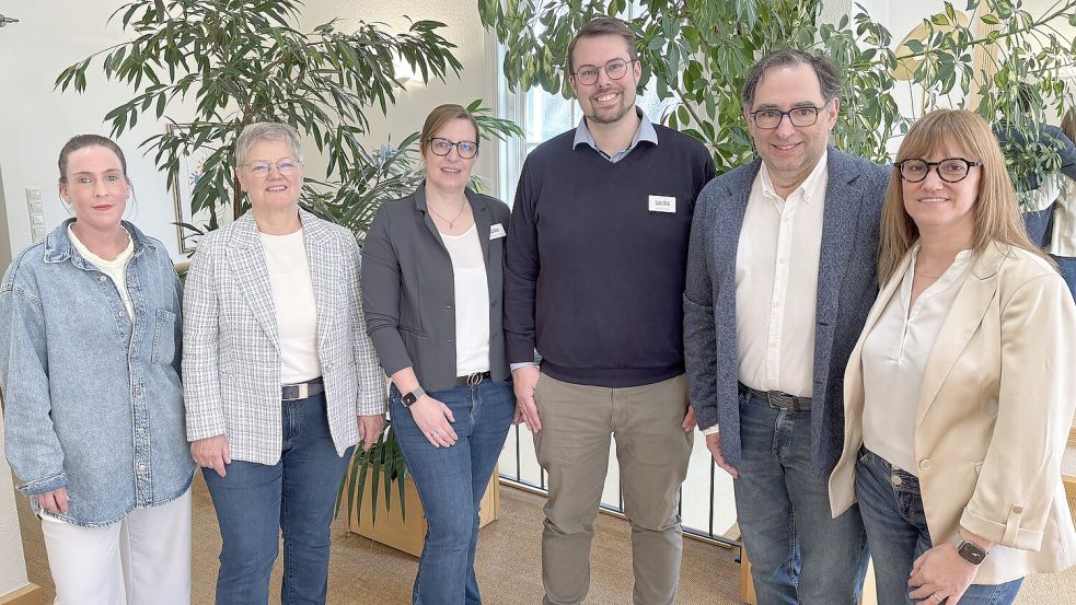Das Team von „Der Augenoptiker Benjamin Walther“ in Leer (von links): Janine Billker, Renate Schaaf, Christiane Hütten, André Ennen, Prof. Dr. Frederik Ornau und Claudia Ornau. Fotos: Walker