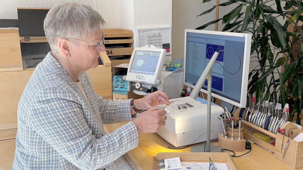 In eigener Werkstatt gefertigt: jede Brille ist ein maßgeschneidertes Unikat. Das Foto zeigt Augenoptikerin Renate Schaaf.