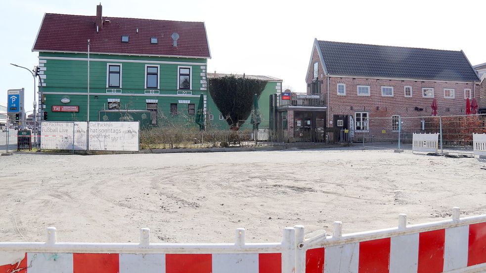 „Dat Packhus“ umgeben von Bauzäunen: Auf dieser Fläche sollen zwei alte Öltanks geborgen werden. Foto: Heino Hermanns