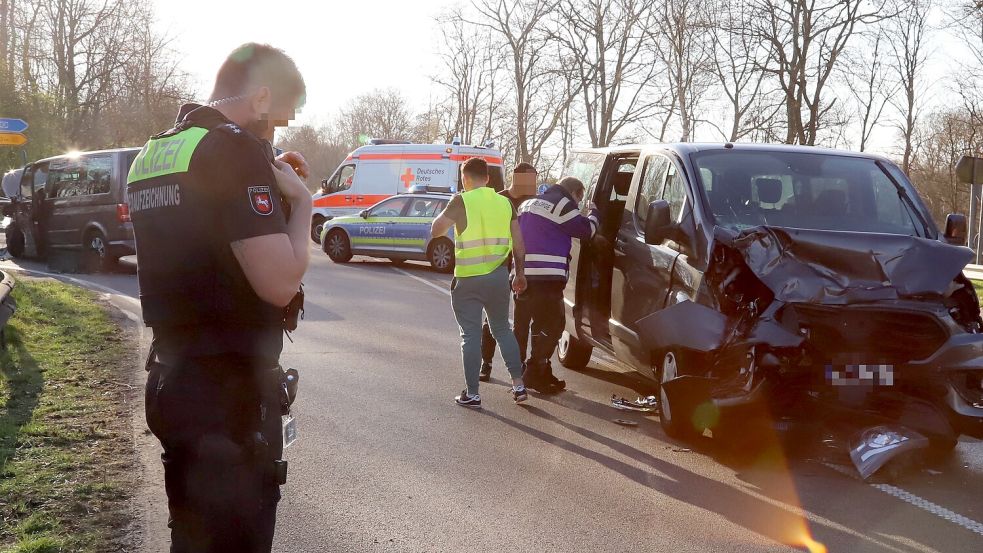 Acht Menschen wurden am 27. März bei einem Unfall auf der B401 in Höhe Friesoythe/Sedelsberg verletzt. Foto: Passmann