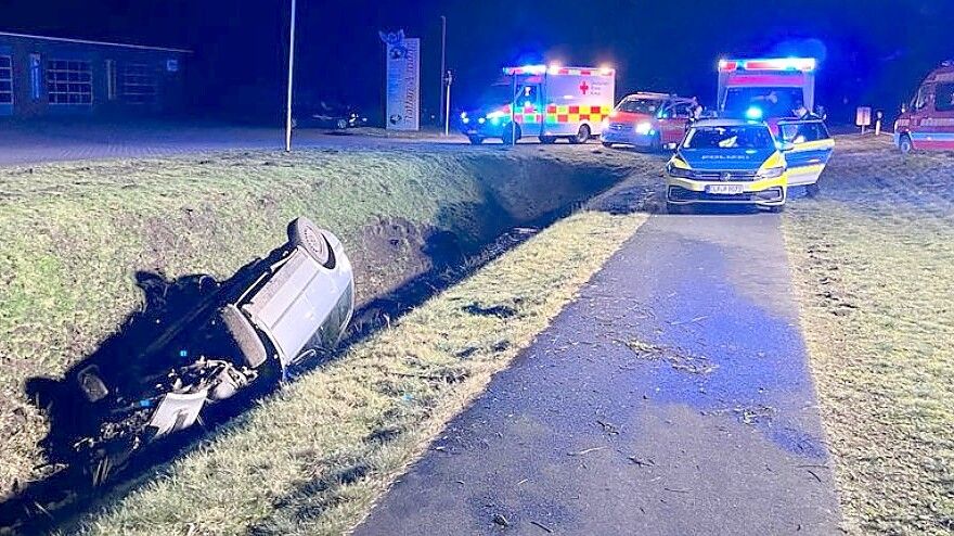 Der unter Alkoholeinfluss stehende Fahrer kam mit seinem Wagen von der Bundesstraße 401 ab und landete im Straßengraben. Foto: Feuerwehr/Giehl