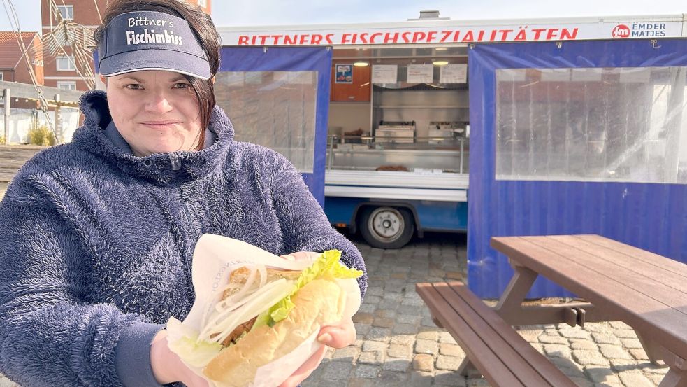 Sonja Bittner betreibt nicht nur den Fischwagen am Emder Hafentor, sondern einen weiteren an der Auricher Straße bei Carglass. Foto: Tomé