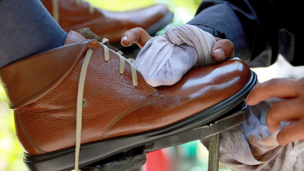 Schuhputzer gehören in vielen Urlaubsländern zum Straßenbild. Doch bei manchen Angeboten sollten Touristen vorsichtig sein. Foto: dpa/NOTIMEX/Francisco Estrada