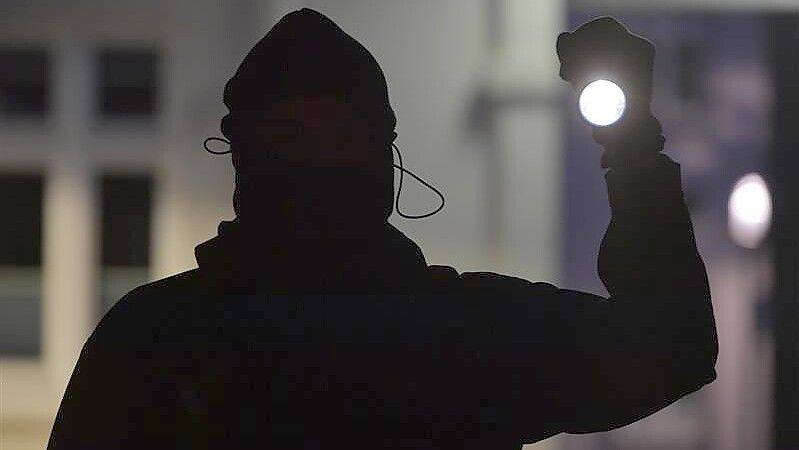 Gehen reflektiert zur Sache: Einbrecher. Symbolfoto: Ortgies