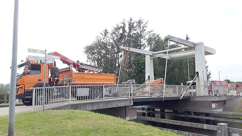 Die Klappbrücke über den Ems-Jade-Kanal in Westerende-Kirchloog muss repariert werden. Foto: NLWKN