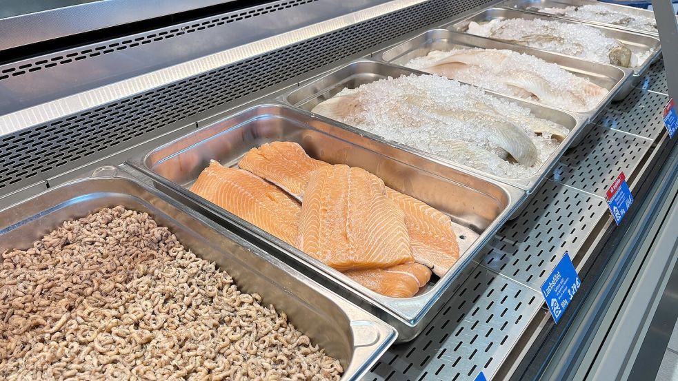 In der sechs Meter langen Fischtheke im Tichelmarkt ist eine große Auswahl an frischem Fisch aus der Nordsee zu finden.