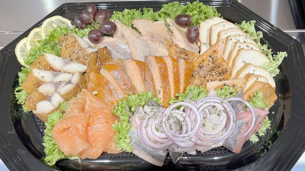 Die Fischplatten werden frisch vorbereitet und je nach Wunsch mit Räucherfisch und Matjes belegt.