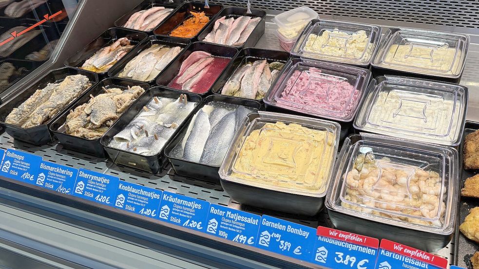 Die Kunden können aus einer Vielzahl an Feinkostprodukten und Hausgemachtem wie Bratheringe und Graved Lachs sowie aus verschiedenen Salaten auswählen.