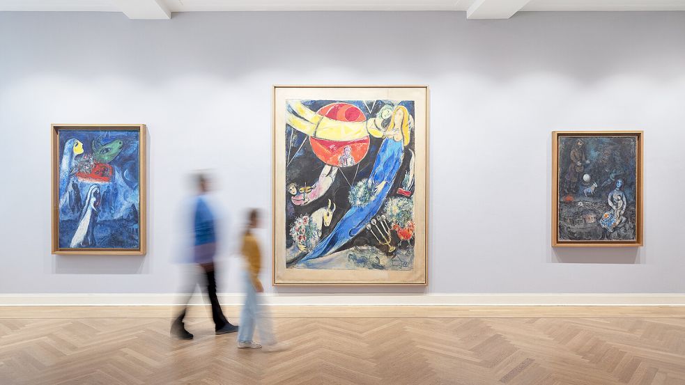 Blick in die Ausstellung „Marc Chagall - Bildsprachen“ im Kunstmuseum Pablo Picasso Münster mit dem großen Gemälde „Die Welt in Rot und Schwarz oder Rote Sonne“ von 1951 in der Mitte. Foto: © Picasso-Museum / Hanna Neander