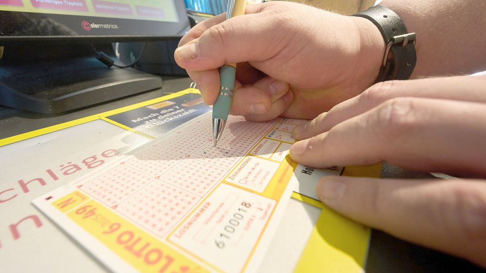 Ein Lottospieler füllt in einer Lotto-Annahmestelle einen Spielschein aus. Foto: DPA