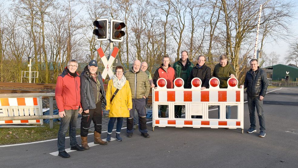 Landwirte aus Folmhusen und Umgebung, die Flächen im Hammrich bewirtschaften, und CDU-Politiker trafen sich am Bahnübergang Zu den Höfen I im Hammrich zwischen Folmhusen und der Mülldeponie bei Breinermoor. Die Teilnehmer wünschen sich künftig von der Bahn frühzeitige Informationen zu geplanten Sperrungen von Bahnübergängen. Foto: Ammermann