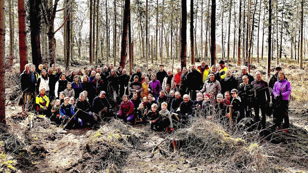 100 Menschen aus dem Landkreis Aurich helfen dem Wald in Egels dabei, nach einem Sturmschaden zu gesunden. Sie haben unter Anleitung von Fachleuten 3000 Roteichen gepflanzt und hatten sichtlich Freude an ihrer Arbeit. Foto: privat