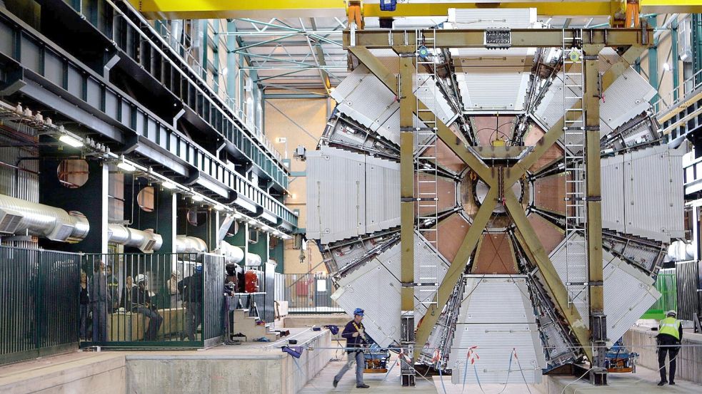 Das letzte Element des Atlas-Experiments wird am CERN bei Genf hinabgelassen. Foto: Martial Trezzini/EPA/KEYSTONE FILE/dpa