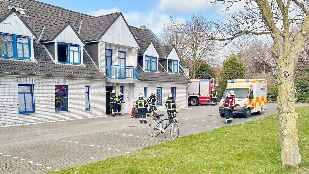 In diesem Haus in Hinte löste angebranntes Essen einen Feuerwehreinsatz aus. Fotos: Feuerwehr Hinte