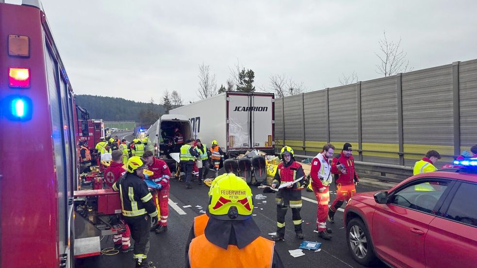 Der Kleinbus, in dem vier Menschen starben, war mit sieben Frauen und einem Mann besetzt. Alle stammen aus der Ukraine. Foto: Unbekannt/FF-PITTEN via APA/dpa