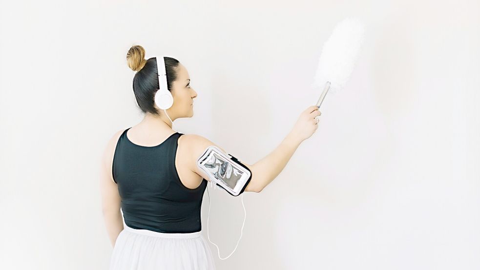 Beim Abstauben kann eine Frau pro Stunde durchschnittlich ca. 161 kcal verbrennen, ein Mann ca. 195 kcal. Foto: Unsplash/Katie Pearse