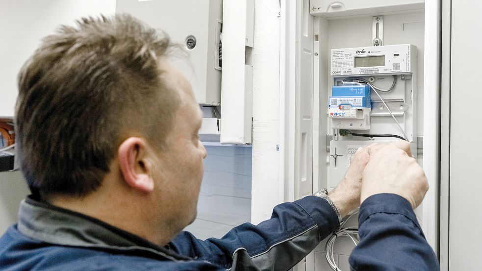 Ein Elektriker montiert einen digitalen Stromzähler mit einem Smart-Meter-Gateway zur Datenübertragung. Symbolfoto: Markus Scholz/dpa