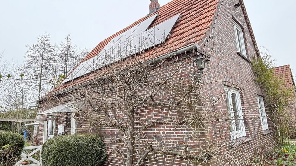 Auf den meisten Hausdächern in Ostfriesland sind heute Module aus chinesischer Herstellung verbaut. Auch Wechselrichter und Speicher kommen meist aus China. Foto: Hanz