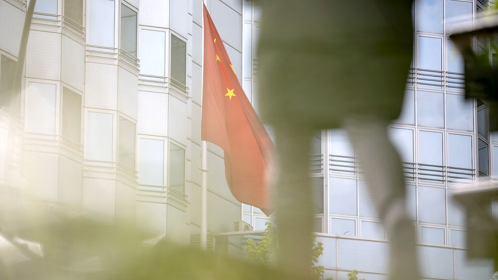 Ein chinesische Flagge weht vor der Botschaft von China in Berlin: Spionage durch die Volksrepublik China ist ein bekanntes Problem in Deutschland. Symbolfoto: Hannes P. Albert/dpa