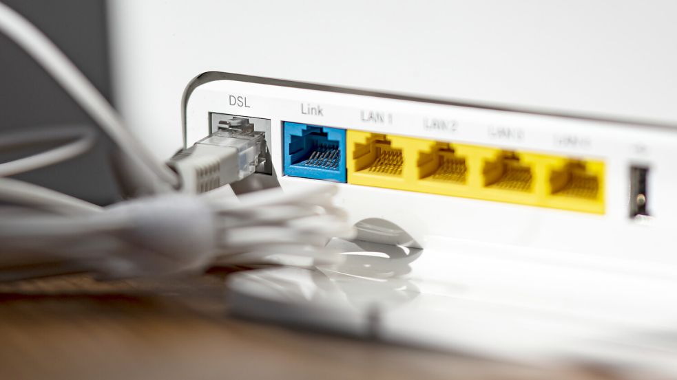Ein LAN-Kabel steckt im DSL-Steckplatz eines WLAN-Routers: Der Router ist die digitale Eingangstür ins Haus. Deshalb ist sein Schutz vor Cyberangriffen besonders wichtig. Foto: Fabian Sommer/dpa