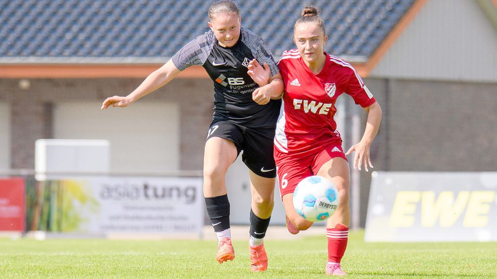 Emiliia Kanakhovska (rechts) spielt für die U17-Juniorinnen der SpVg Aurich. Nun hatte sie eine besondere Reise vor sich. Foto: Rewohl