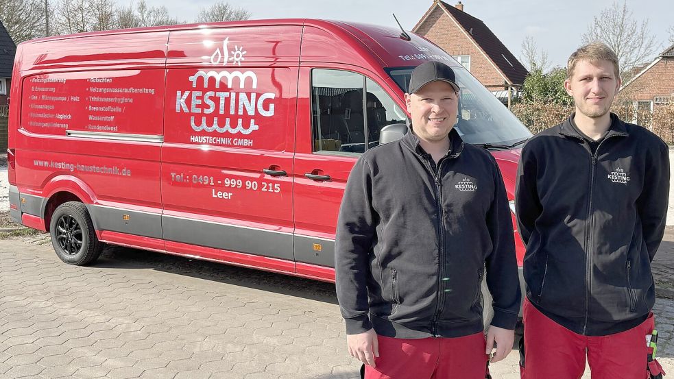 Installateur- und Heizungsbaumeister Fabian Kesting (links) zusammen mit seinem Auszubildenden Matthias Frerichs. Foto: Walker
