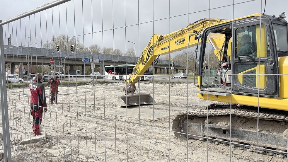 Baggerarbeiten auf dem KFC-Gelände: Wird jetzt endlich gebaut? Foto: Schuurman