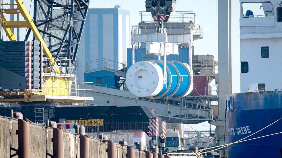 Ein Castor-Behälter wird vom Spezialschiff „Pacific Grebe“ gehoben. Foto: Sina Schuldt/dpa