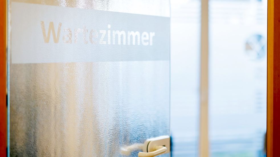 Ärzte fordern eine Strafgebühr für Patienten, die gebuchte Termine beim Arzt nicht wahrnehmen. (Archivbild) Foto: Daniel Karmann/dpa