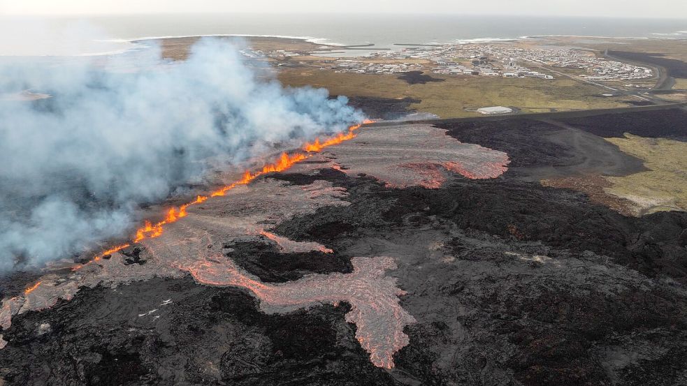 Nahe Grindavík hat sich erneut die Erde aufgetan. Foto: Marco di Marco/AP/dpa
