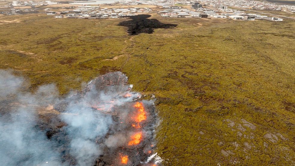 Es gibt Sorgen, inwieweit die Lavamassen dem Ort fernbleiben. Foto: Marco di Marco/AP/dpa