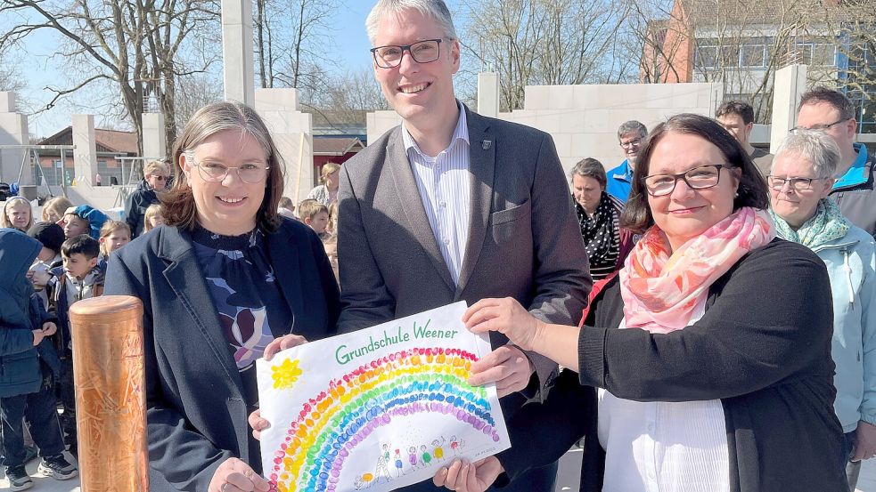 Die Zeitkapsel wurde von der Ausschussvorsitzenden Insa Wutschke (von links), Bürgermeister Heiko Abbas und Schulleiterin Anja Meißner vorbereitet. Foto: Stadt Weener
