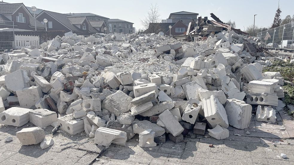 Die frühere Bankfiliale der Volksbank in Ostrhauderfehn wurde dem Erdboden gleich gemacht. Fotos: Zein