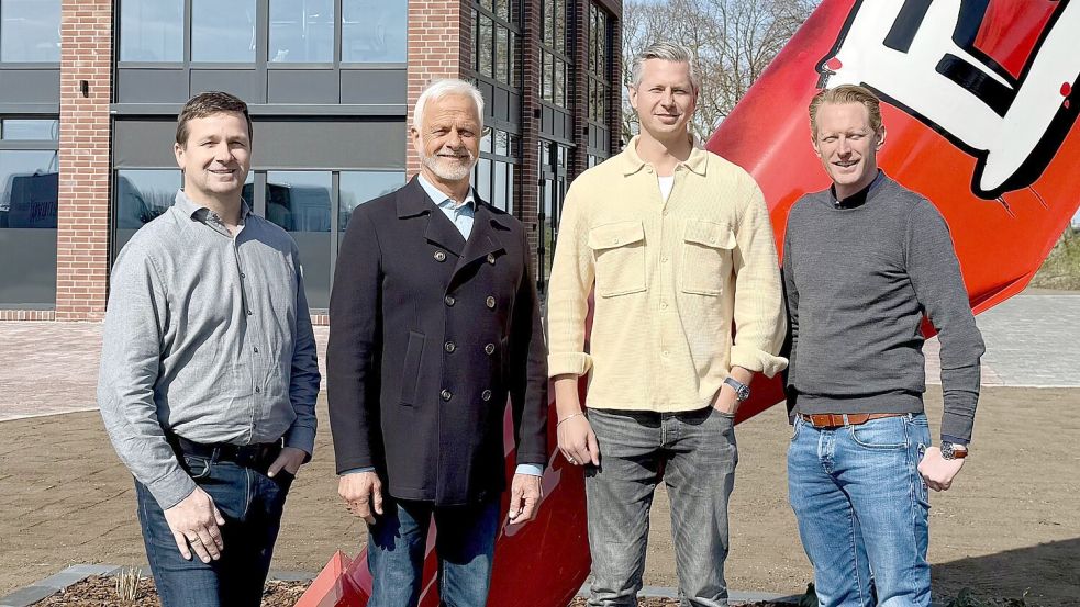 Sandy Raetz (Geschäftsführer der Enova-Service GmbH, von rechts), Helmuth Brümmer (Aufsichtsratsvorsitzender der Enova-Gruppe), Hauke Brümmer (CEO der Enova-Gruppe), Hendrik Böschen (COO bei ENOVA) stehen am neuen Unternehmensstandort. Foto: Enova
