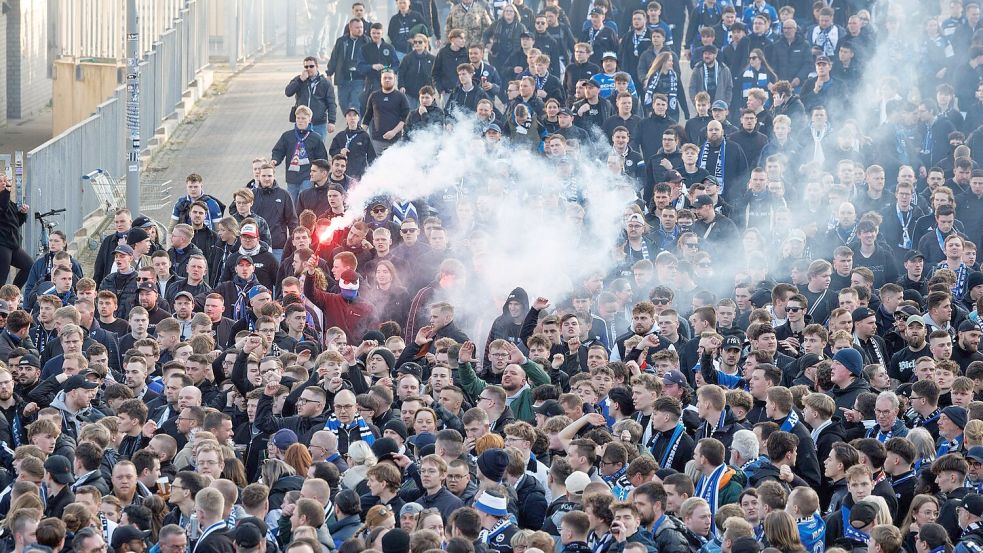 Gemeinsam liefen viele Bielefelder Fans zum Stadion und stimmten sich ein. Foto: Friso Gentsch/dpa