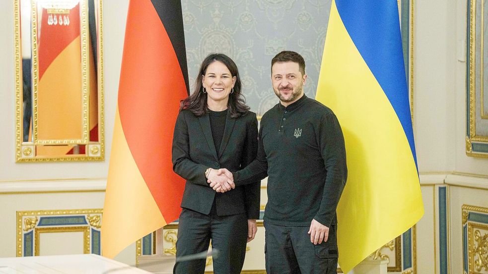 Der ukrainische Präsident Wolodymyr Selenskyj empfängt die deutsche Außenministerin Annalena Baerbock in Kiew. Foto: Evgeniy Maloletka/AP/dpa