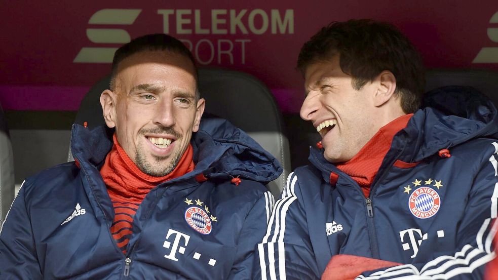 Kennen sich gut aus den gemeinsamen Jahren beim FC Bayern: Ribéry (l) und Müller. Foto: Andreas Gebert/dpa