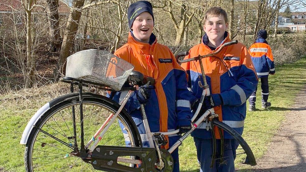 Die Nachwuchsfeuerwehrleute aus Norden entdeckten in der Natur Unmengen an Weggeworfenem, darunter ein Fahrrad. Foto: privat