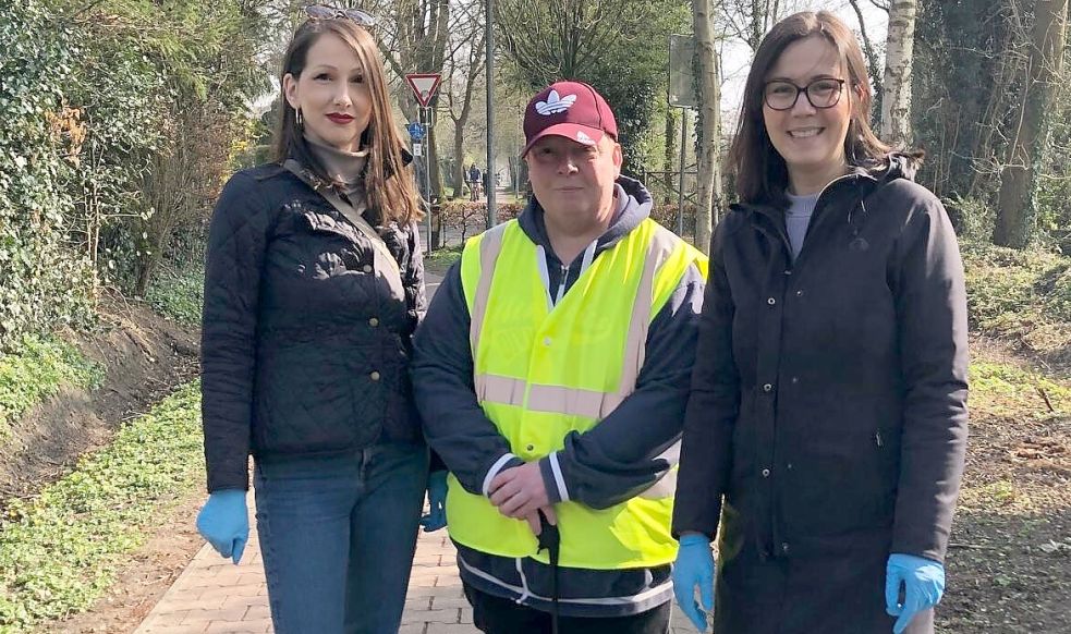 Marina Strentzsch (von links), Rolf Stemmler und Claudia Stolte sammelten am Ostfrieslandwanderweg in Aurich Müll. Foto: privat