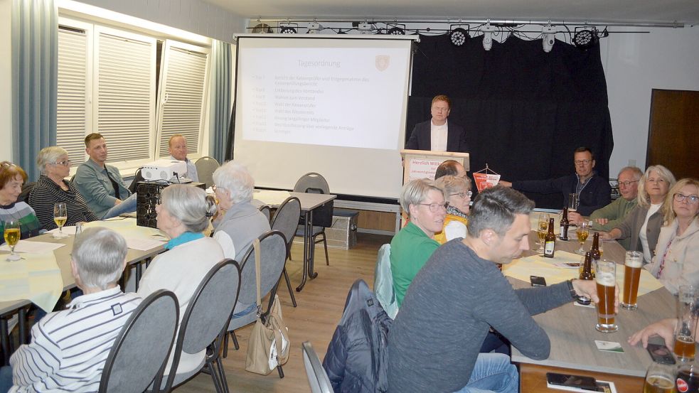 Klubchef Klaas Kramer konnte neben 58 Mitgliedern auch drei Gäste im Vereinslokal Plümers Gaststätte in Rhauderfehn begrüßen. Foto: Weers