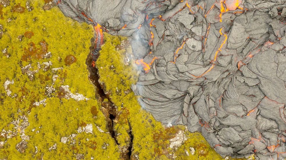 Lava trifft Mooslandschaft: Island erlebt einen erneuten Vulkanausbruch. Foto: Marco di Marco/AP/dpa