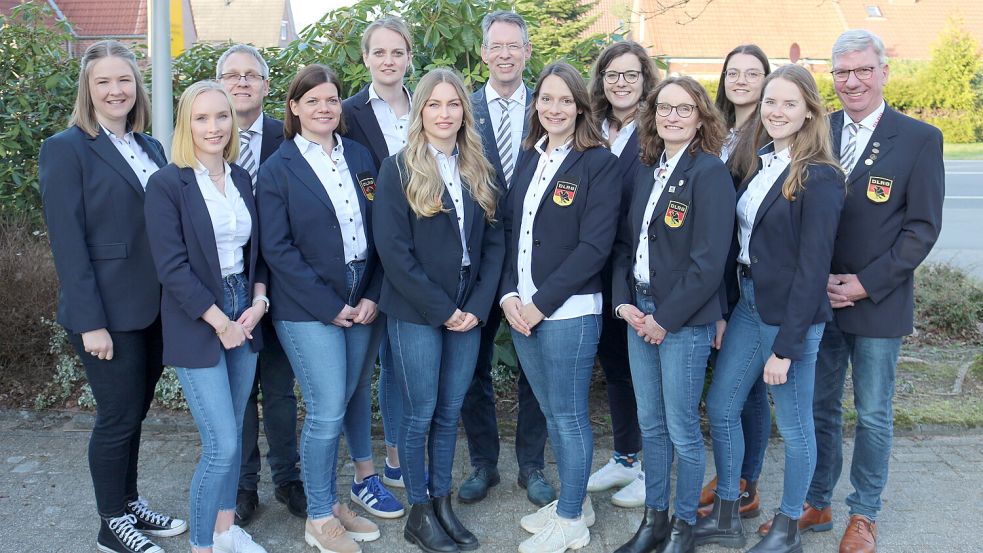 Sie bilden den Weeneraler DLRG-Vorstand (von links): Lena Dreyer, Lisa Buntjer, Wilhelm Lindemann, Sonka Husmann, Ellen Huisinga, Lena Buntjer, Norbert Loger, Anne Koop, Astrid Lüttmann, Marianne Schüür-Buntjer, Rieke Peters, Ineke Loesing und Erhard Watermann. Foto: privat