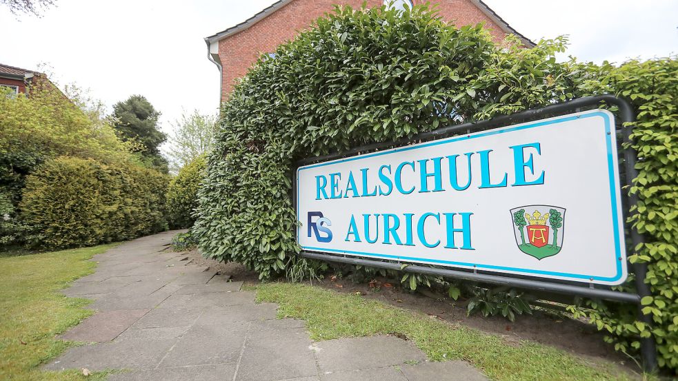 Die Realschule liegt prominent an der Esenser Straße in Aurich. Foto: Romuald Banik