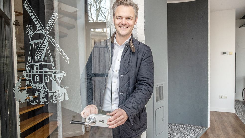 Makler Bastian Lorey von Engel und Völkers führt durch das historische Gebäude, das zum Verkauf steht. Foto: Ortgies