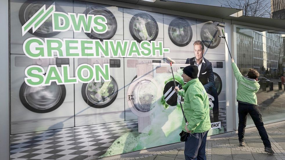 DWS in der Kritik: Die Umweltschützer von Greenpeace werfen der Deutsche-Bank-Tochter schon länger Greenwashing vor. (Archivbild) Foto: Boris Roessler/dpa