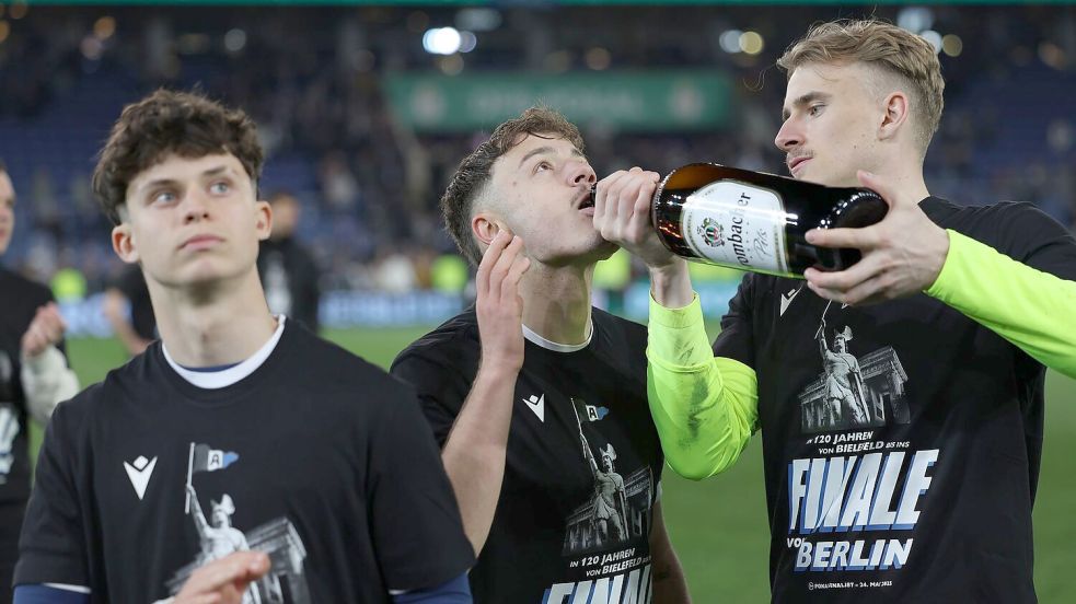 Die Arminia bejubelt den Pokaleinzug. Foto: Friso Gentsch/dpa