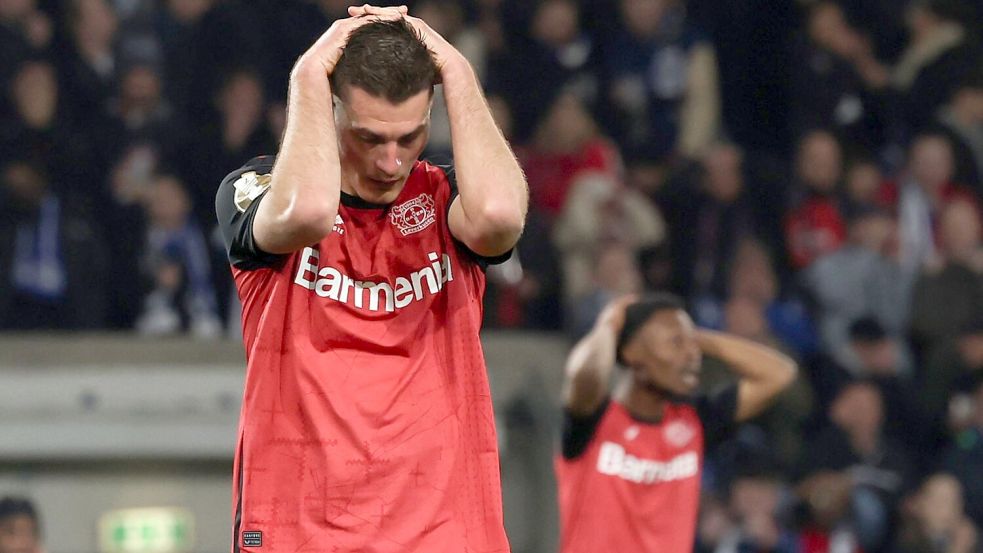 Enttäuschung und Entsetzen: Bayer 04 mit Stürmer Patrik Schick blamierte sich in Bielefeld. Foto: Friso Gentsch/dpa