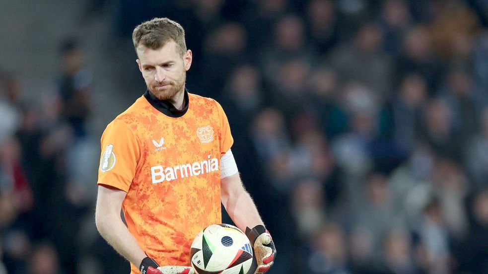 Kapitän Lukas Hradecky machte aus seiner Enttäuschung keinen Hehl. Foto: Friso Gentsch/dpa