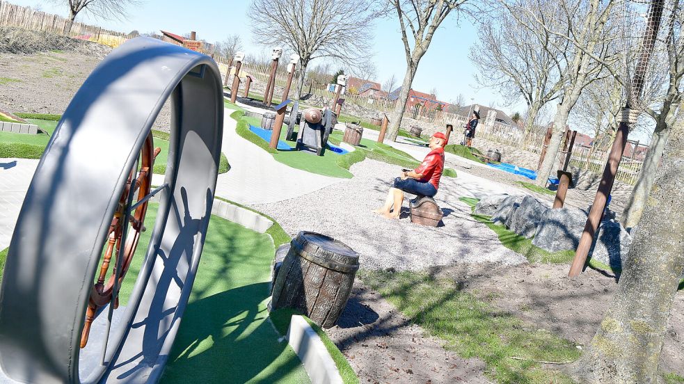In Greetsiel gibt es eine neue Attraktion: eine Piratenminigolfanlage. Fotos: Wagenaar